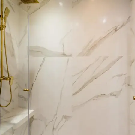2 Bedroom Champs élysée Parigi